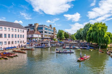 Cambridge, İngiltere - 12 Temmuz 2025: Punting Station, Cambridge, Birleşik Krallık.