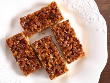 Karamelize ceviz shortcrust pasta üzerinde.