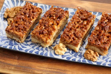 Karamelize ceviz shortcrust pasta üzerinde.