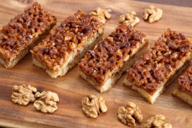 Karamelize ceviz shortcrust pasta üzerinde.