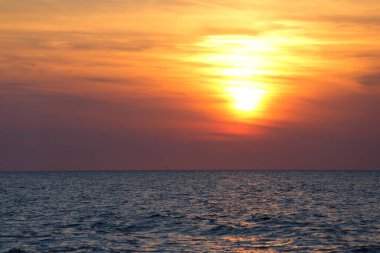 Güzel portakal kırmızısı günbatımı okyanusun üzerinde.