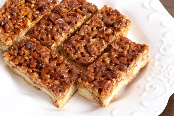 Karamelize ceviz shortcrust pasta üzerinde.