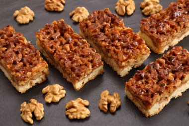 Karamelize ceviz shortcrust pasta üzerinde.