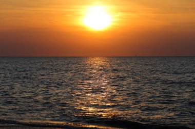 Güzel portakal kırmızısı günbatımı okyanusun üzerinde.