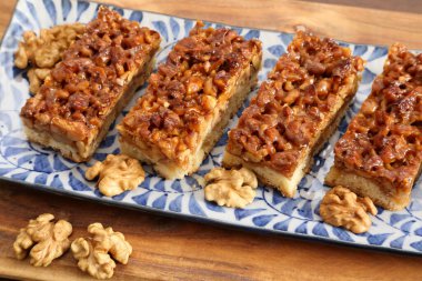 Karamelize ceviz shortcrust pasta üzerinde.