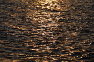 Güzel portakal kırmızısı günbatımı okyanusun üzerinde.