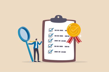 Standart, kalite kontrol veya sertifikalı onay, şirket politikası veya uyumu, garanti listesi belgesi, güvence konsepti, iş adamı standart QC rozet belgesine sahip büyüteç.