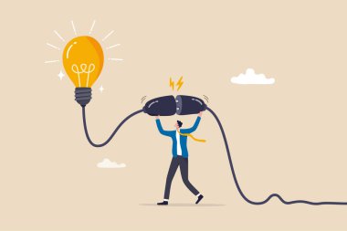 Sorunu çözmek için çözüm bulmak için yaratıcılık fikri, hayal gücü veya başarı için yenilik, icat ya da çözüm konsepti, akıllı iş adamı elektrik prizini parlak ampul fikrini çalıştırmak için bağlar.