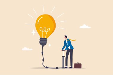 Yeni bir fikir, yaratıcılık, problemi çözmek için yenilik, fikir geliştirme veya icat, çözüm kavramını düşünmek için hayal gücü ya da motivasyon, iş adamı havayı büyük ampul fikriyle şişirir..