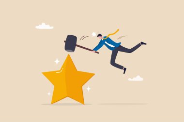 Düşük kredi notu, azalan itibar, güven veya puan düşüşü, olumsuz geri bildirim, kayıp kredi notu veya azalma konsepti, iş adamı büyük çekiç ile yıldız kredi notu vurdu.