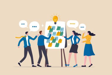 Atölye ya da iş görüşmesi, toplantı ya da beyin fırtınası yeni fikir, eğitim kursu, soru cevap sohbeti, atölyedeki iş adamları beyaz tahtası ve yapışkan notlarla toplantı odasında.