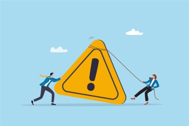 Dikkat mesajı, dikkat ya da uyarı farkındalığı, risk, tehlikeli ya da tehdit bildirimi, sorun alarmı, dikkat ya da hata uyarı konsepti, iş adamı ünlem üçgeni dikkat işareti.