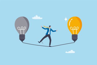 Değişim ya da liderlik geçişi, yeni bir fikre ilerleme, iş yönü ya da fırsatları keşfetmek, sorunu çözmek için çözüm, meydan okuma konsepti, iş adamı eski fikirden parlak ampul fikrine yürür.