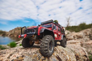 RC arabası. Model Land Rover Defender 1:10. Makine kupası. Deve Kupası. Kayaların üzerinde uzaktan kumandalı bir model duruyor. radyo kontrollü araba.