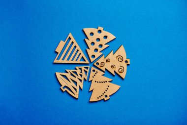 Mavi arka planda Noel ağacı süslemelerinden yapılmış yeni yıl balosu. Minimalist Noel mavisi arka plan. Mavi arka planda oyuncaklarla dolu bir Noel arkaplanı. Yeni yıl kartı.