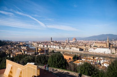 Floransa 'nın panoramik manzarası. Cattedrale di Santa Maria del Fiore. İtalya 'da aydınlık bir sabah.