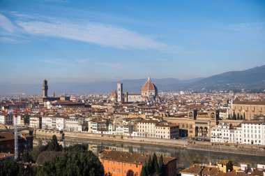 Floransa 'nın panoramik manzarası. Cattedrale di Santa Maria del Fiore. İtalya 'da aydınlık bir sabah.