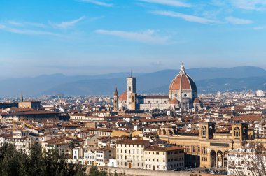 Floransa 'nın panoramik manzarası. Cattedrale di Santa Maria del Fiore. İtalya 'da aydınlık bir sabah.