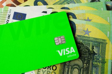 Slovakya, Bratislava, 29 Haziran 2023 - Wise Bank kartı avro banknotlarının üzerinde. Transfer Akıllı Şirketi.