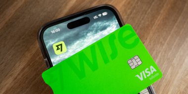 Slovakya, Bratislava, 29 Haziran 2023 - arka planda Wise Bank kartı. Elektronik ödeme sisteminin kartı. Yeşil Kart Bilge. Wise 'ı kartın yanındaki akıllı telefon ekranında yakalıyorum.