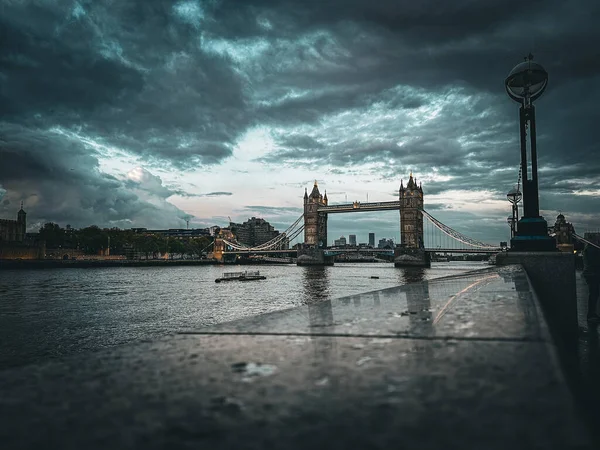 날씨에 런던의 브리지입니다 날씨에 런던의 매력입니다 대도시의 먹구름이었어 런던의 구름낀 — 스톡 사진