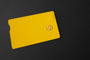 Gri arka planda yeşil plastik bir banka kartı. Modelleme. Çipli plastik kart.