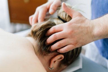 Şişman kadın kaplıca salonunda sıcak taş kol masajı yaptırıyor. Terapi, sağlık ve rahatlama konsepti.