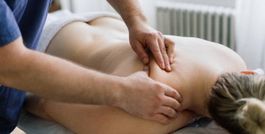 Genç şişman kadın masaj yaptırıyor bir günlük kaplıca dolabında.