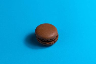 Renkli pasta makaronu ya da mavi arka planda badem kurabiyesi. Düz konum, üst görünüm, kopyalama alanı