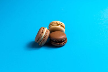 Renkli pasta makaronu ya da mavi arka planda badem kurabiyesi. Düz konum, üst görünüm, kopyalama alanı