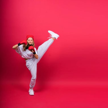 Kırmızı boks eldiveni giyen küçük bir kız, stüdyo çekimi, spor anlayışı