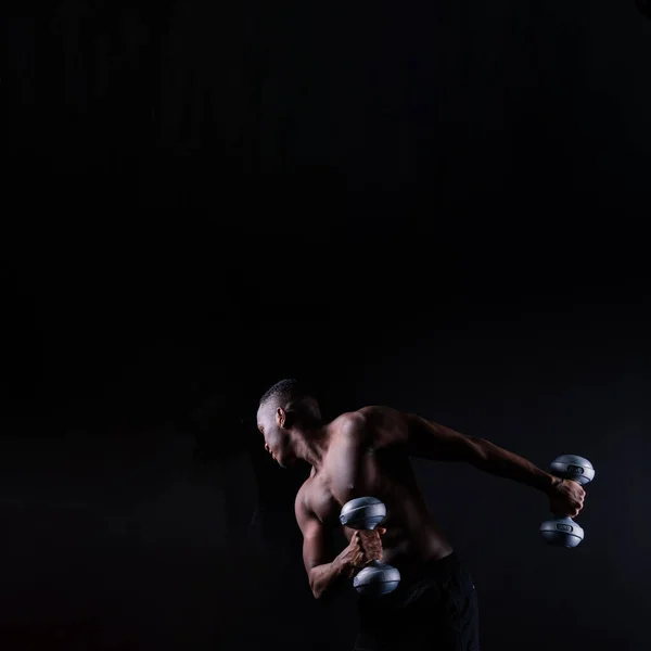 Hombre Africano Musculoso Aislado Con Mancuernas Sobre Fondo Estudio Oscuro —  Fotos de Stock
