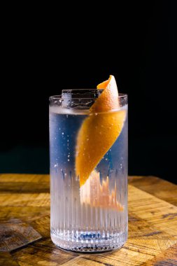 Alkollü içecekle sabitlenmiş kokteyl bardağı, siyaha yakın çekim. Şablon tasarımı