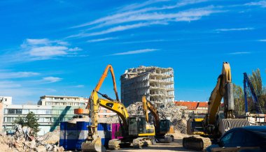 İnşaat alanı kazıcısı sarı yıkım evi yeniden inşa için