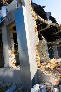 İnşaat alanı kazıcısı sarı yıkım evi yeniden inşa için