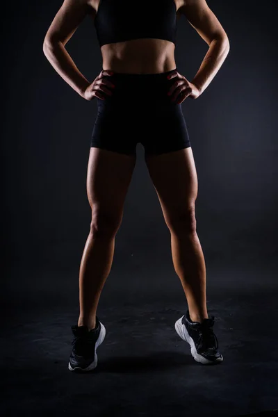 Patas Femeninas Forma Zapatillas Deporte Músculos Esculpidos Fondo Oscuro — Foto de Stock