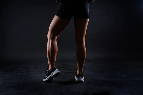 Pernas Femininas Forma Sapatilhas Esculpidas Músculos Fundo Escuro — Fotografia de Stock