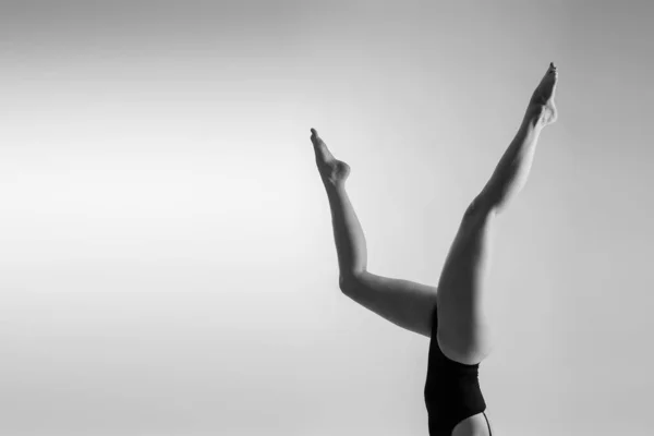 Atletisk Kvinna Baddräkt Yoga Armhävningar Vacker Kvinnlig Träning Ateljé — Stockfoto