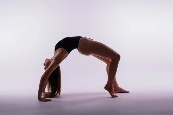 Atletische Vrouw Badpak Yoga Push Ups Mooie Vrouwelijke Oefening Een — Stockfoto
