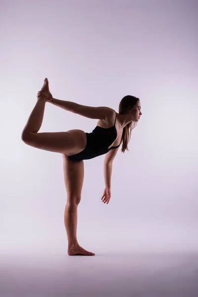 Donna Atletica Costume Bagno Fare Yoga Flessioni Bella Donna Che — Foto Stock