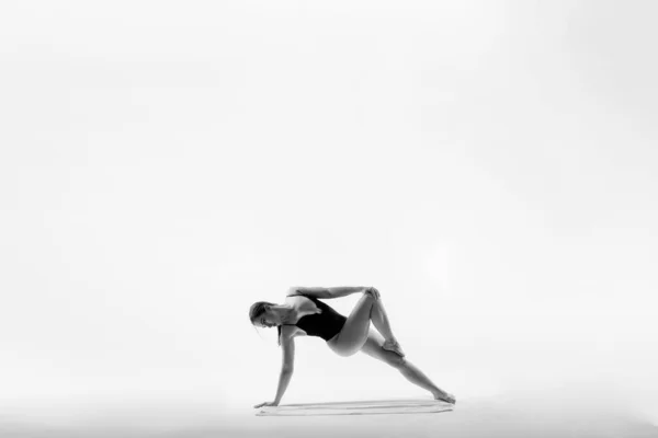 Atletische Vrouw Badpak Yoga Push Ups Mooie Vrouwelijke Oefening Een — Stockfoto
