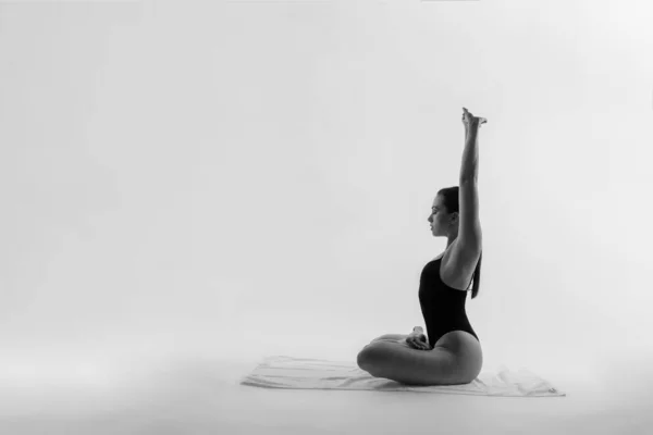 Mayolu Atletik Bir Kadın Yoga Yapıyor Şınav Çekiyor Stüdyoda Egzersiz — Stok fotoğraf