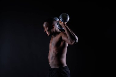 Kaslı siyah Afrikalı, karın kaslı, azimli ve başarılı.