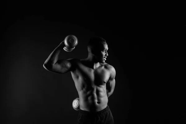筋肉の腹筋を持つ筋肉黒人アフリカ人男性 運動決意と成功 — ストック写真
