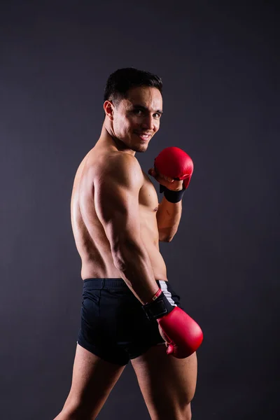 Luvas Boxe Homem Treinando Uma Luta Esportiva Desafio Mma Competição — Fotografia de Stock