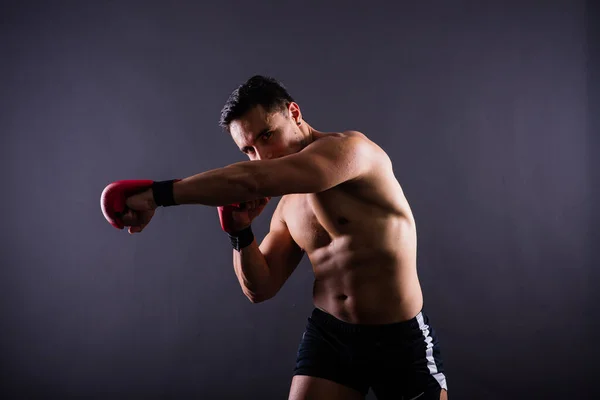 ボクシンググローブ スポーツの戦いで男のトレーニング スタジオの背景にチャレンジやMma競争 — ストック写真