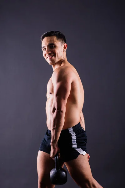 Hispanic Man Idrottsman Träna Med Kettlebell Grå Bakgrund Crossfit Träningstema — Stockfoto