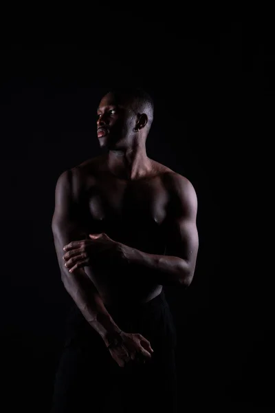 陸上アフリカ系アメリカ人男性トップレス大きな筋肉暗い背景スタジオ — ストック写真