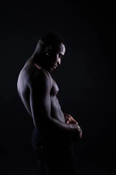 Atletische Afrikaans Amerikaanse Man Topless Grote Spieren Een Donkere Achtergrond — Stockfoto