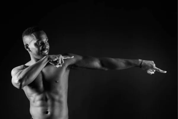 Atlético Afro Americano Homem Topless Músculos Grandes Estúdio Fundo Escuro — Fotografia de Stock